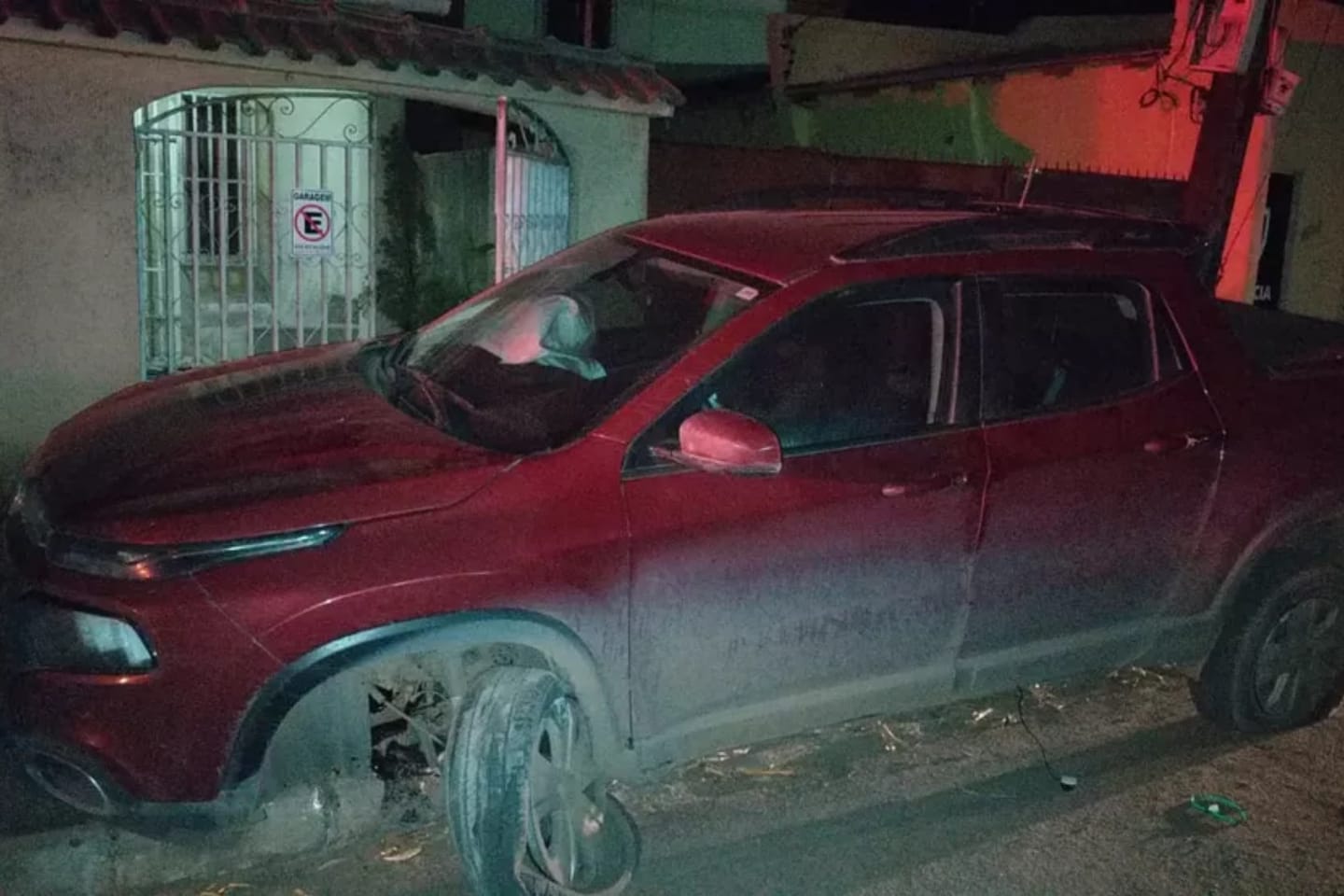 Caminhonete é abandonada após bater contra poste no oeste do Pará