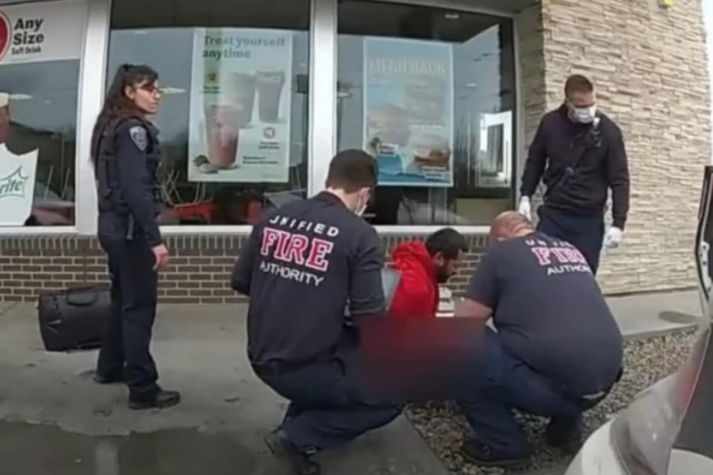 VÍDEO: Menino de 4 anos atira em policiais para livrar pai de prisão