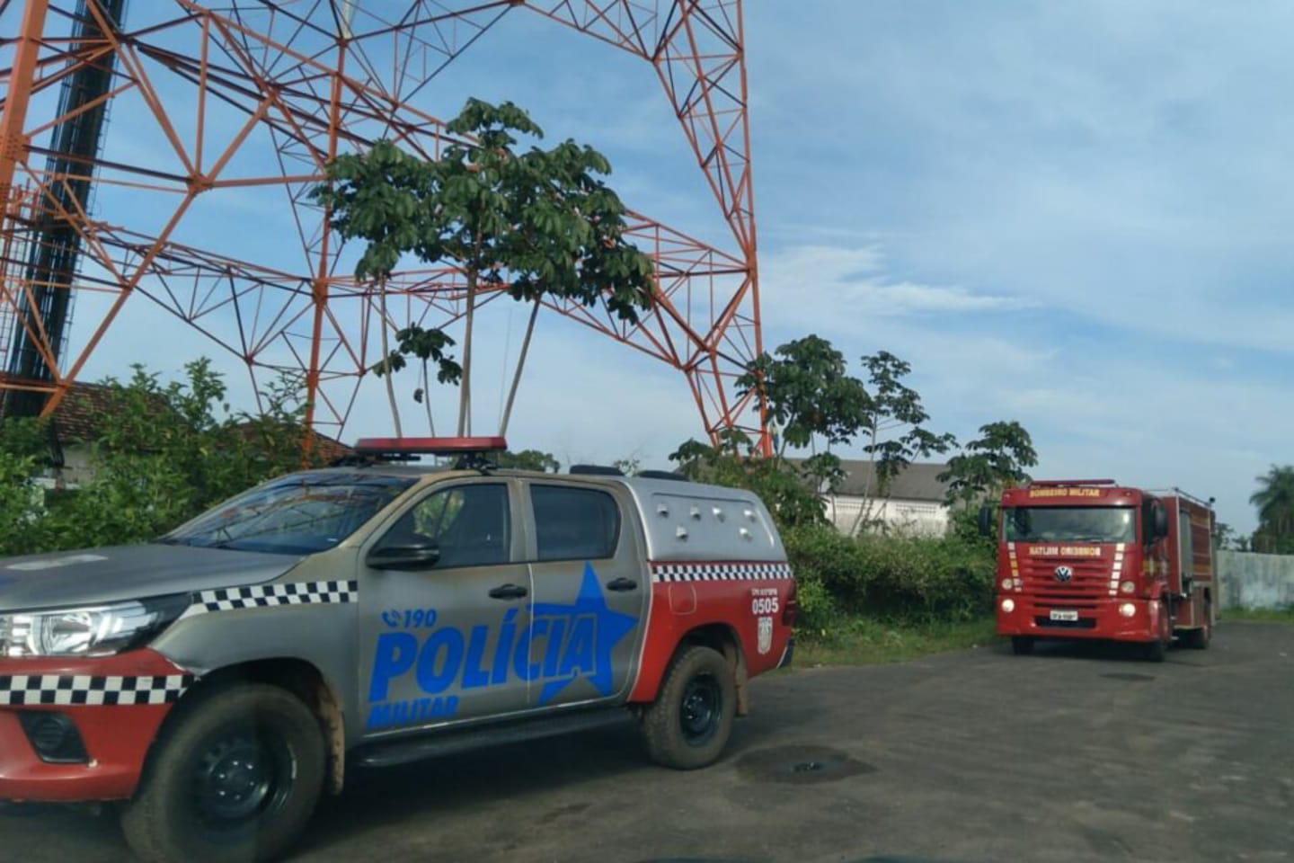 Mulher escala torre de energia e é resgatada por bombeiros no Pará