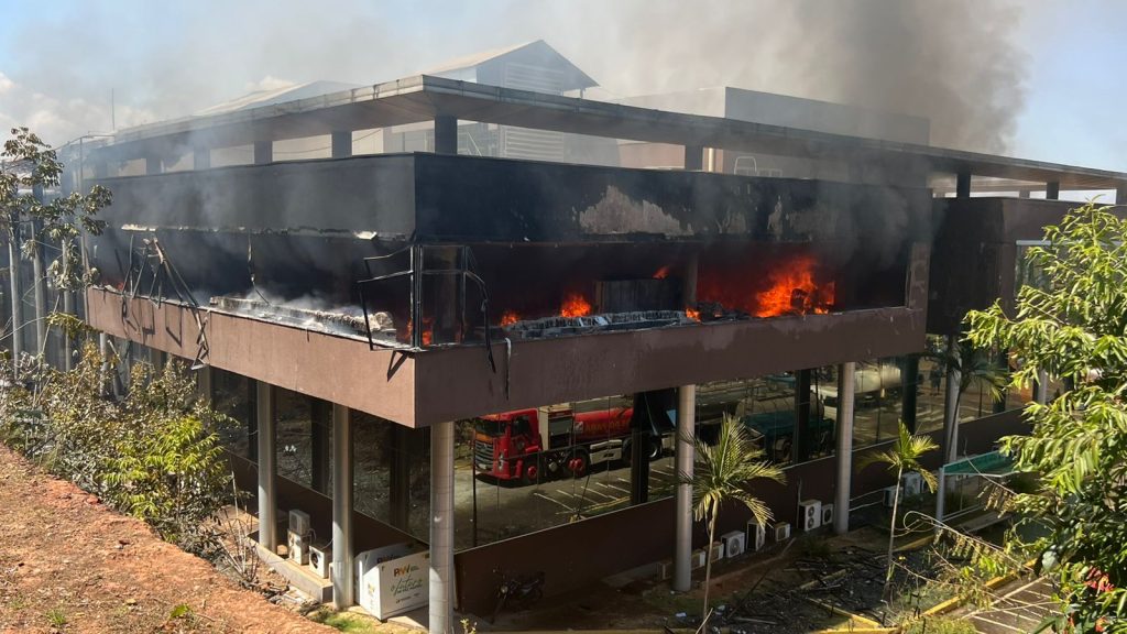 VÍDEO: Curto-circuito provoca incêndio na sede da Prefeitura de Parauapebas