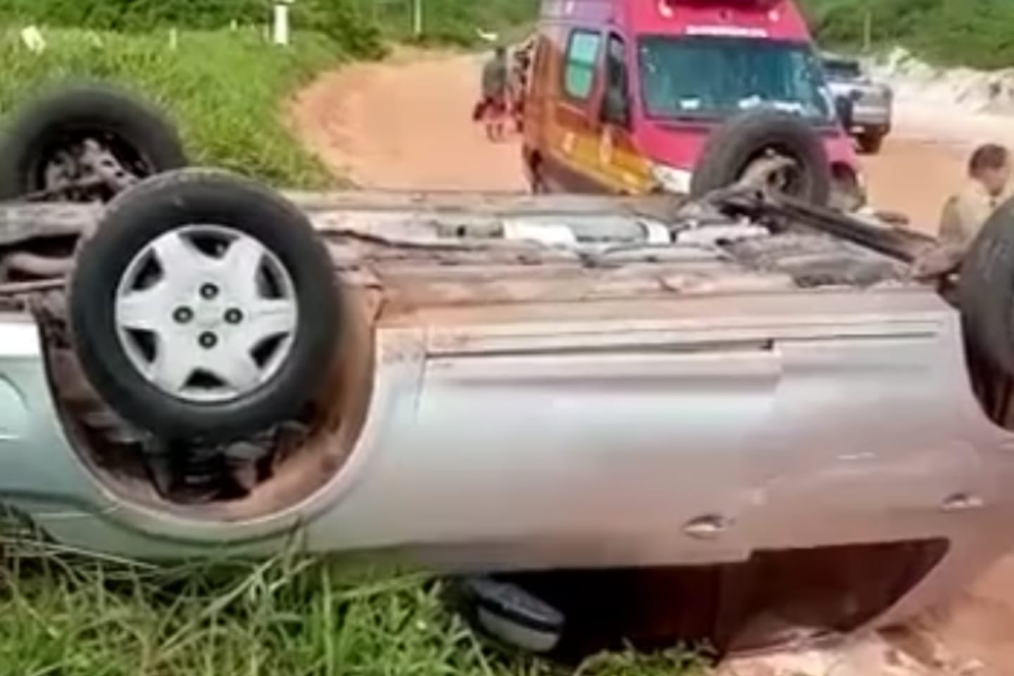 Carro capota no nordeste do Pará