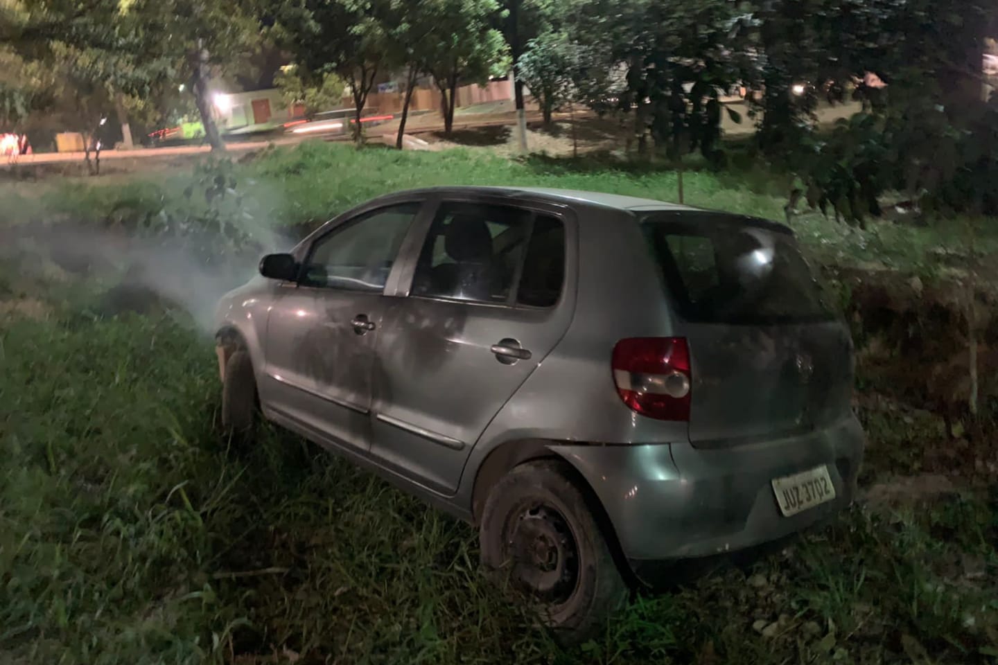 Carro é encontrado abandonado e fumaçando em Marabá