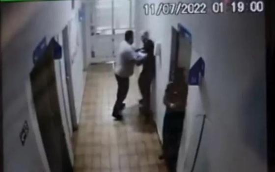 Homem perde o nascimento do filho, fica revoltado e agride médico; veja vídeo