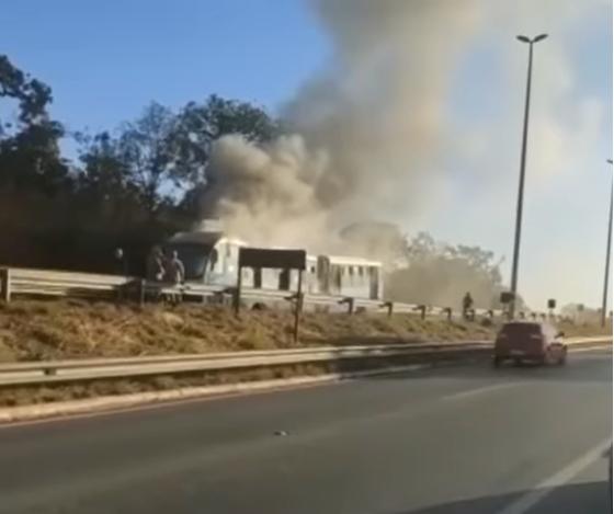 Ônibus pega fogo durante transporte de passageiros
