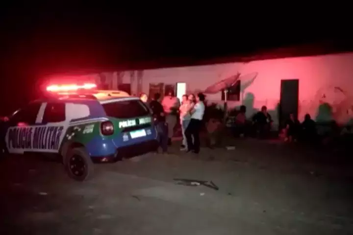 Mãe encontra filhos de sete e cinco anos mortos ao chegar do trabalho