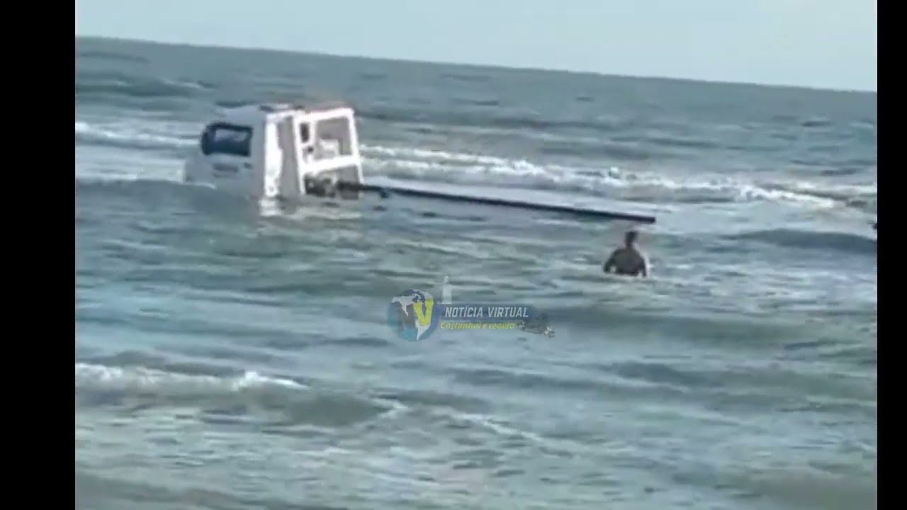 Caminhões guinchos são ‘engolidos’ pelo mar e ficam atolados em Salinas