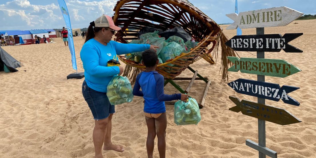 Quase uma tonelada de lixo é recolhida na Praia do Tucunaré