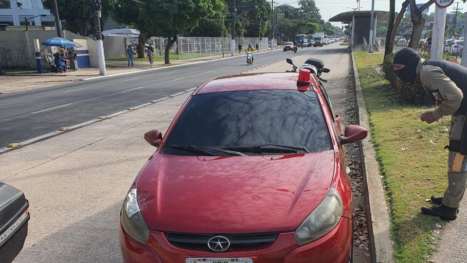 Motorista é flagrado usando giroflex em carro particular no Pará