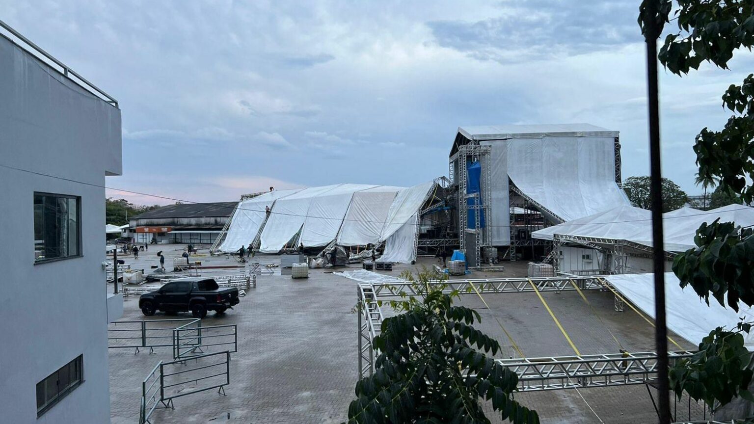 Chuva derruba estrutura montada para comício de Lula em Belém