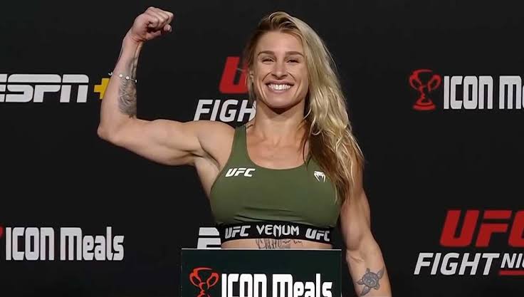 Lutadora anuncia leilão por calcinha usada antes de combate no UFC