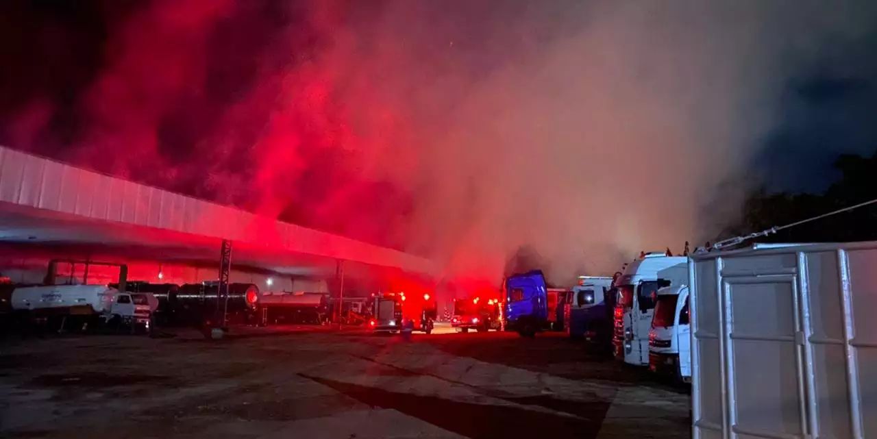 Incêndio de grandes proporções atinge empresa metalúrgica no Pará
