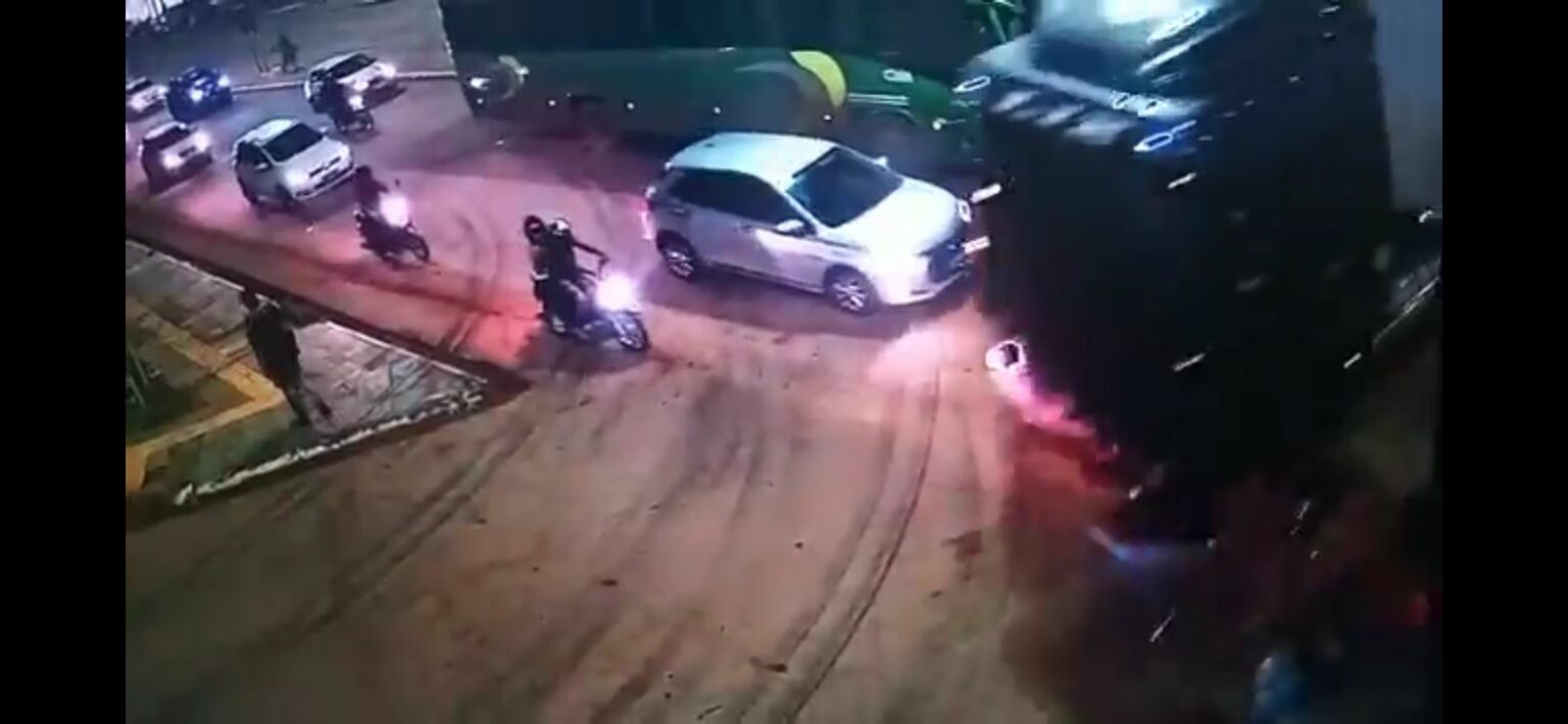 Motociclista fica em estado grave após ser atingido por bitrem em Parauapebas