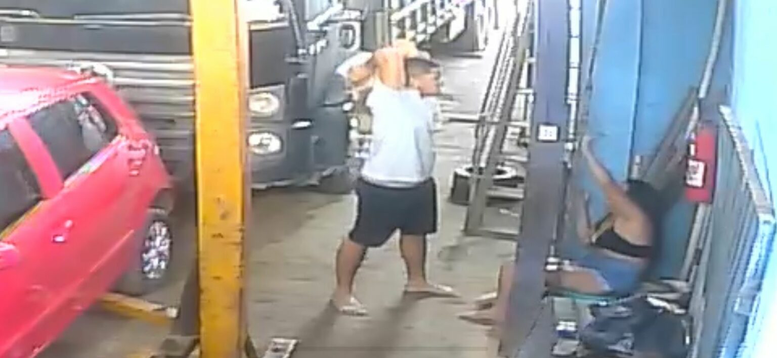 VÍDEO: Homem ameaça matar ex-companheira com barra de ferro dentro de oficina em Marabá