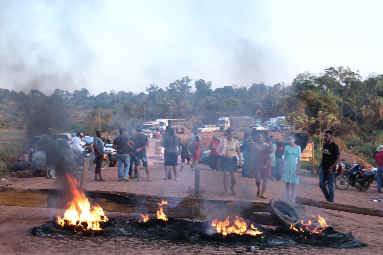 Moradores interditam BR-230 e pedem justiça por morte de jovens em terra indígena