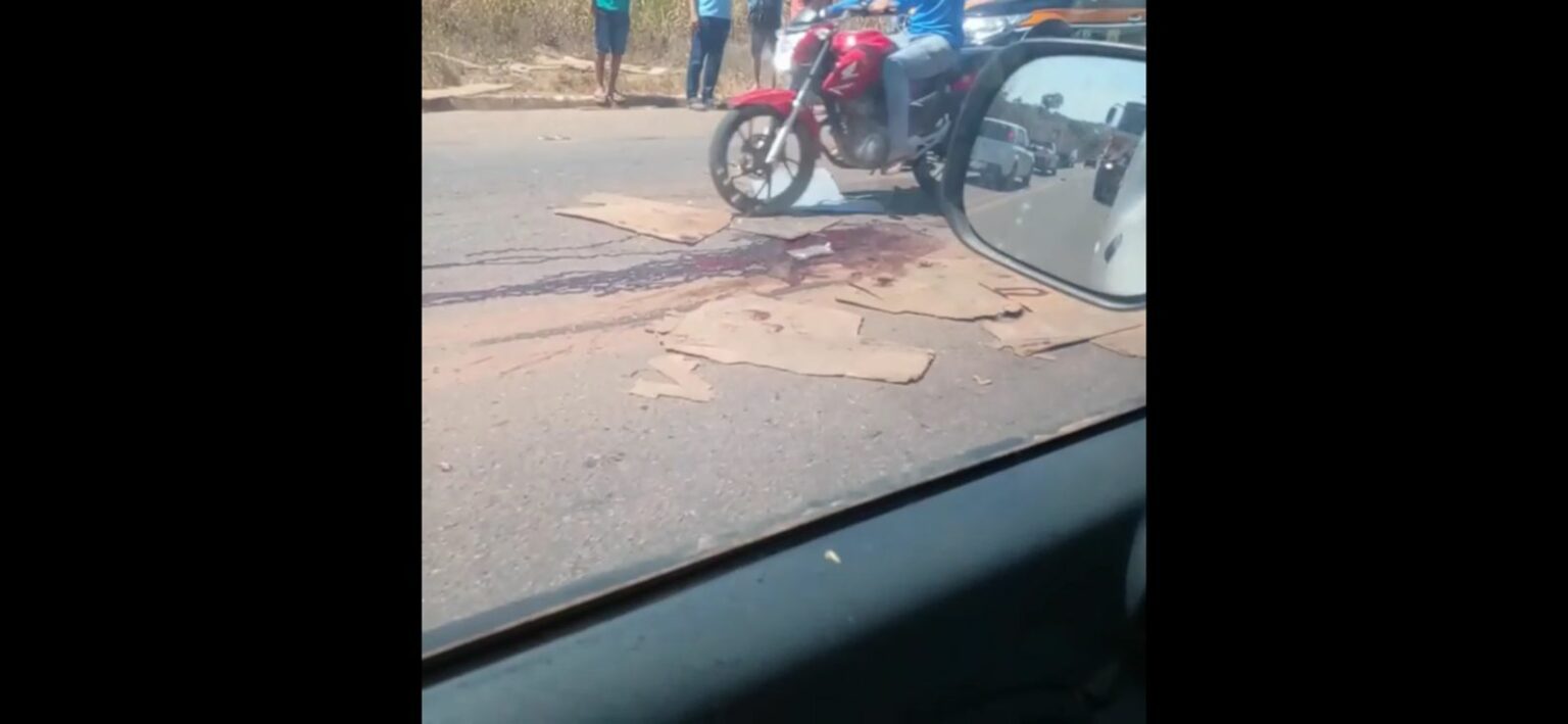 VÍDEO: Motociclista se choca contra carreta e deixa rastro de sangue na BR-230, em Marabá