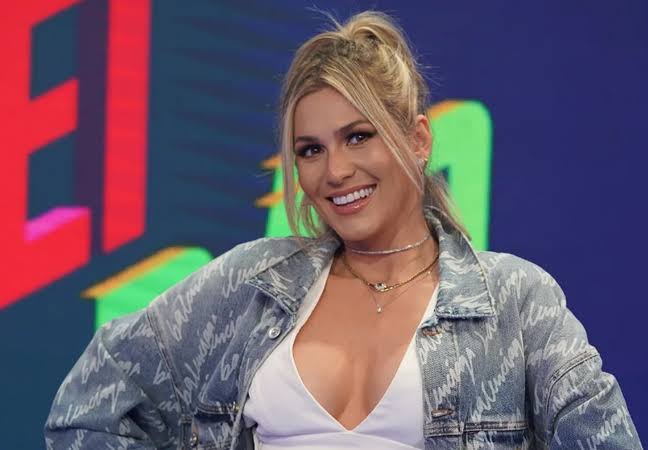 Globo contrata Lívia Andrade para o Domingão com Huck