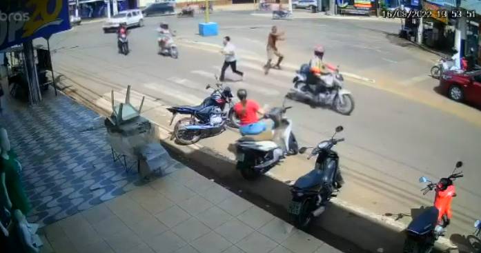 VÍDEO: Morador de rua ataca mulher em Tucuruí