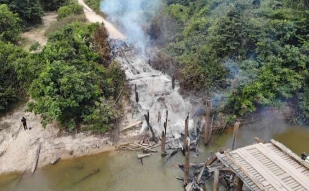 Fogo destrói ponte no Rio Moju no sudeste do Pará