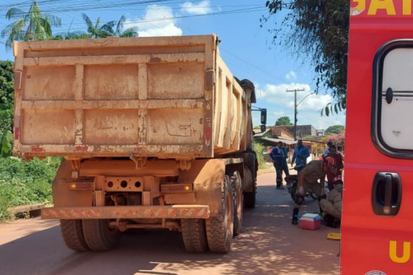Motociclista avança preferencial e colide em caçamba no sudoeste do Pará