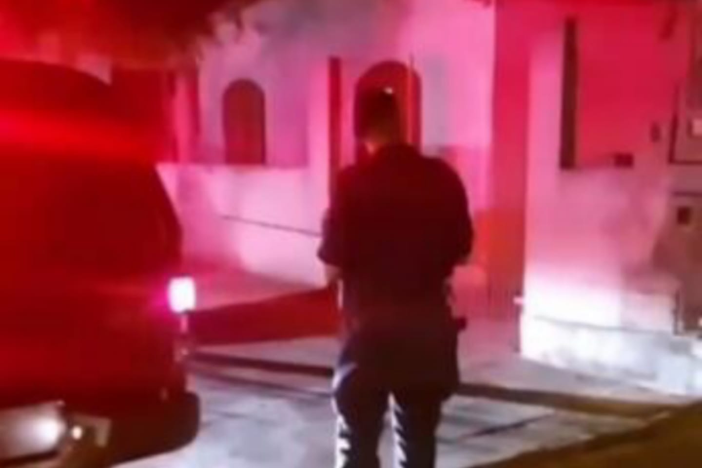 Bandido rouba carro, sequestra família de empresário e morre em confronto; veja vídeo