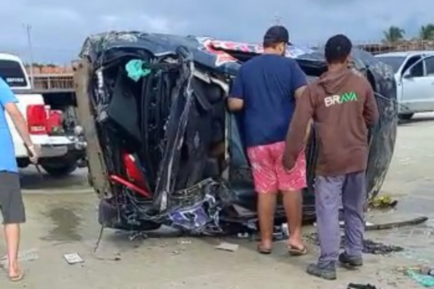 Carro capota após colidir com banco de areia em praia no nordeste do Pará