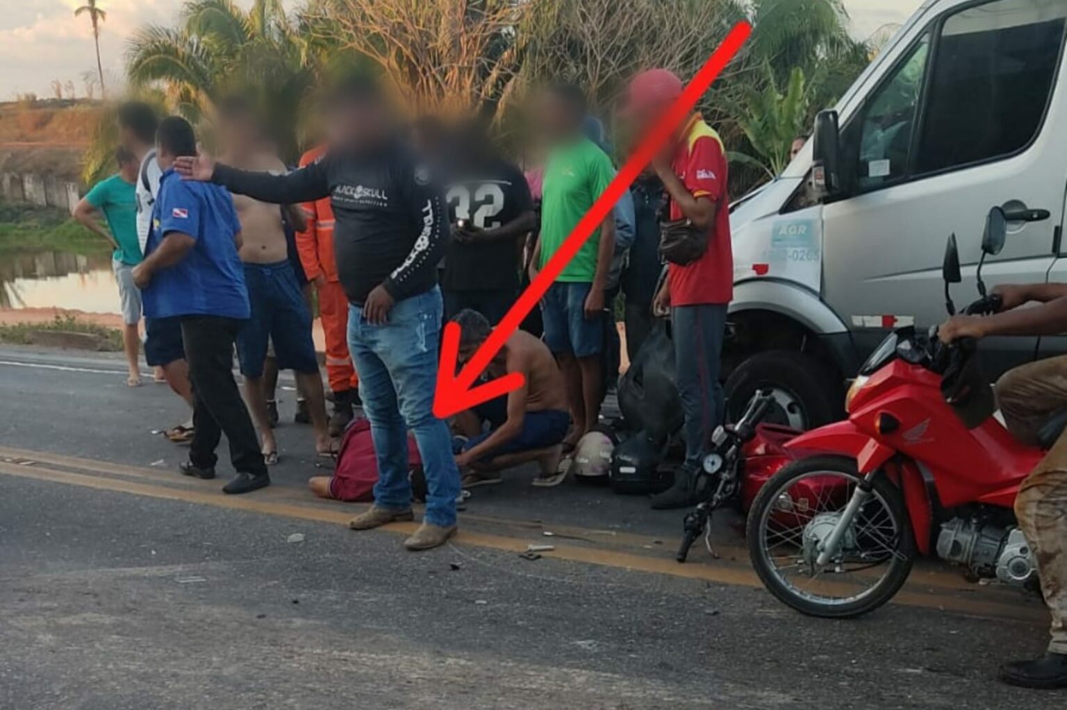 Colisão entre moto e van deixa uma pessoa ferida em Marabá