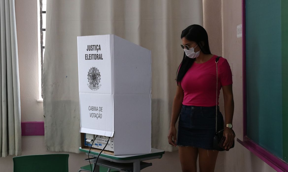 Eleições mantêm maioria do eleitorado feminino, com 53%, em 2022