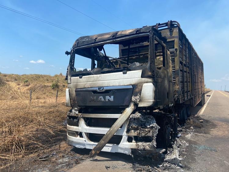 Caminhão boiadeiro pega fogo na BR-230 entre Marabá e Itupiranga