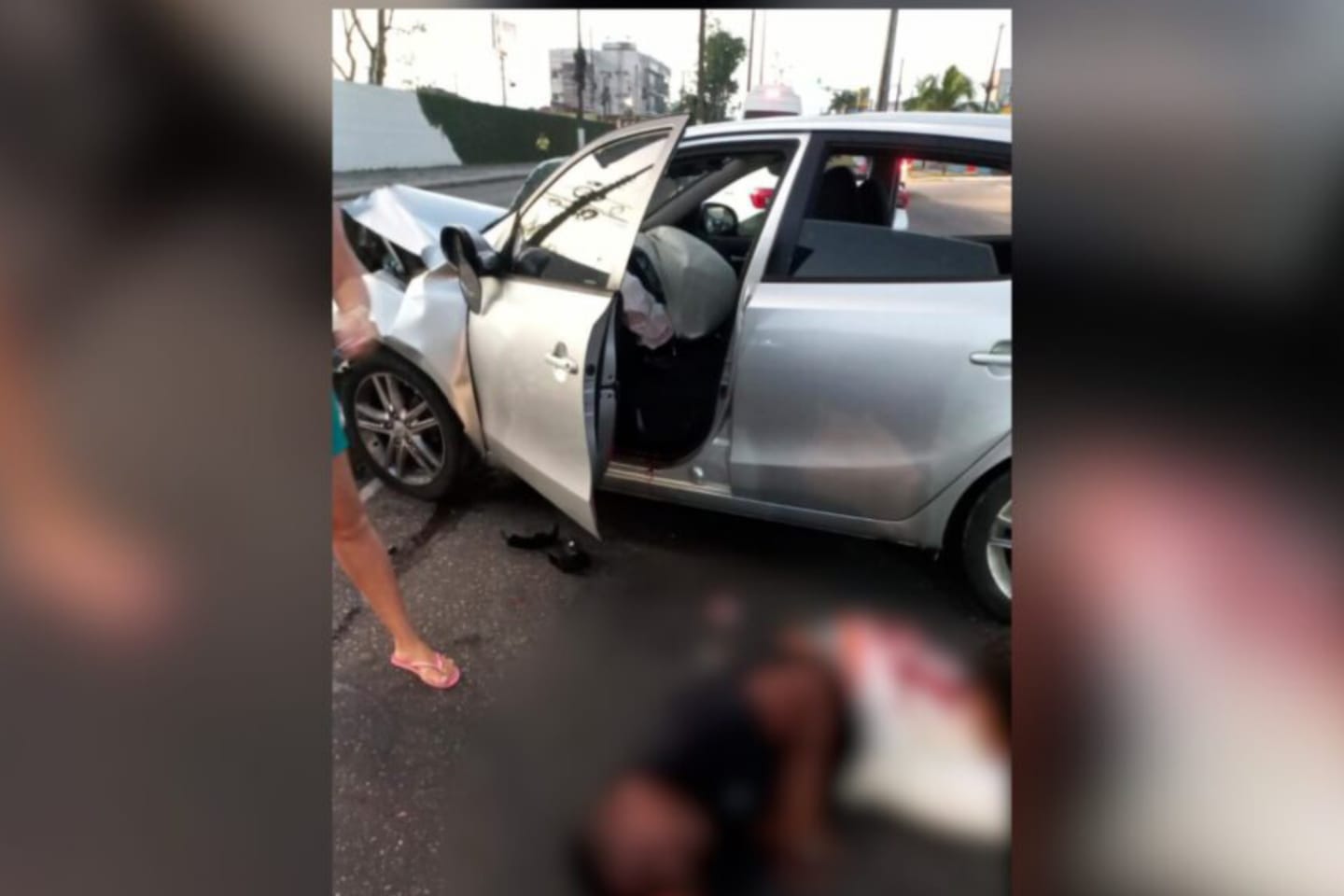 Carro invade mureta e atinge passarela no Pará