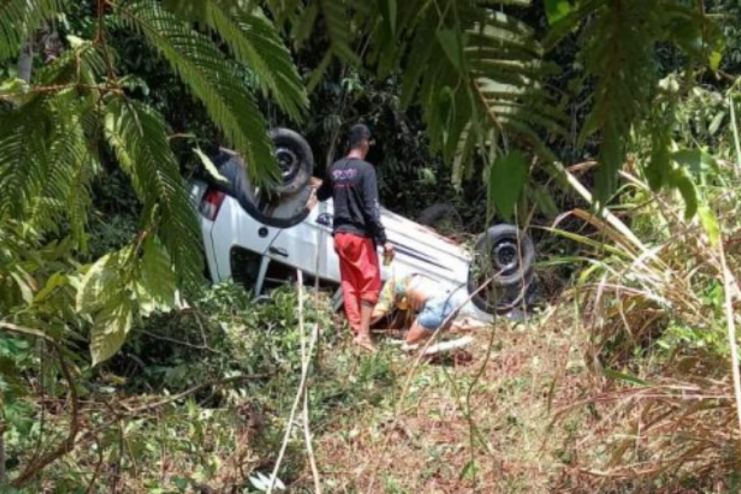 Carro com sete pessoas capota em estrada no interior do Pará