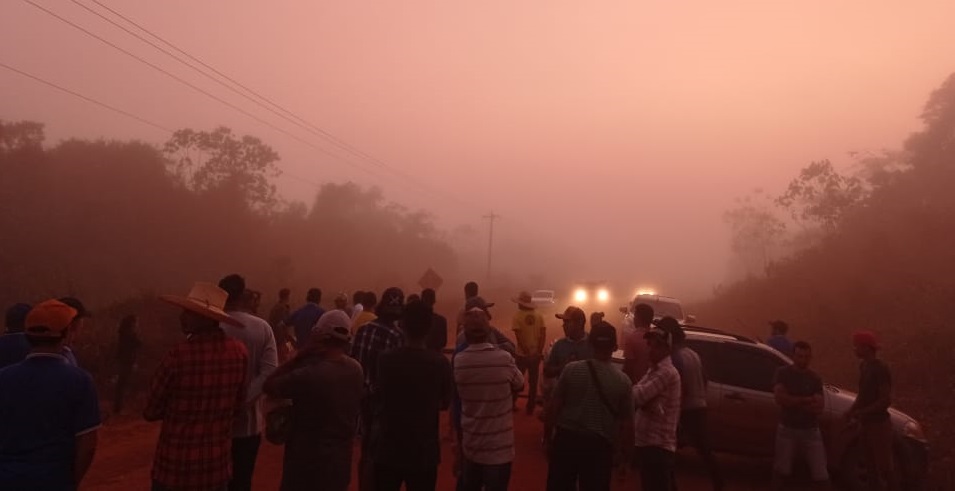 Produtores rurais bloqueiam a Transamazônica por regularização de assentamentos no Pará