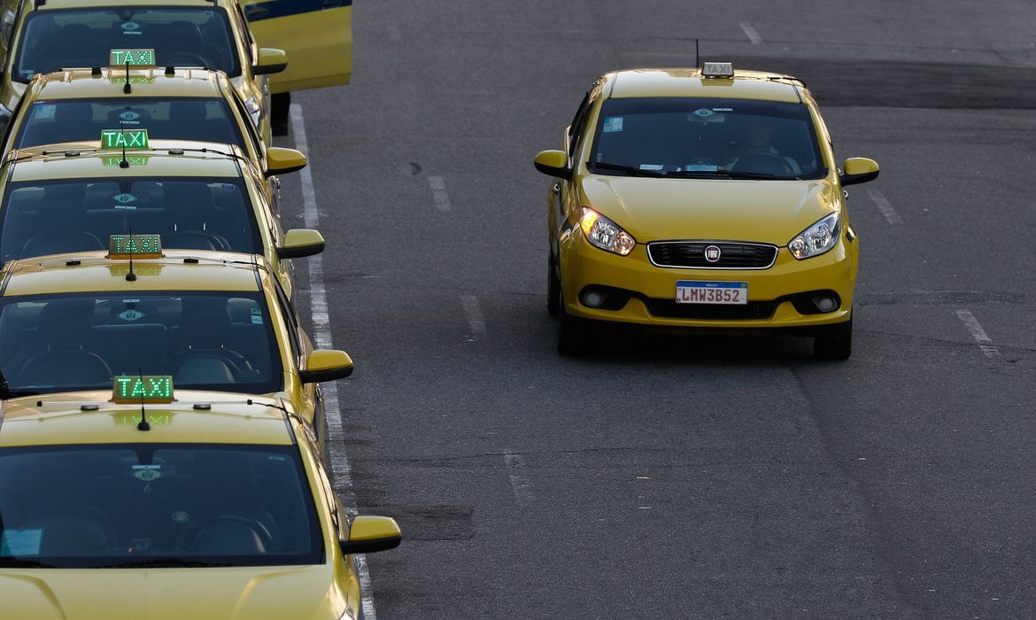 Auxílio Taxista começa a ser pago com parcela dobrada