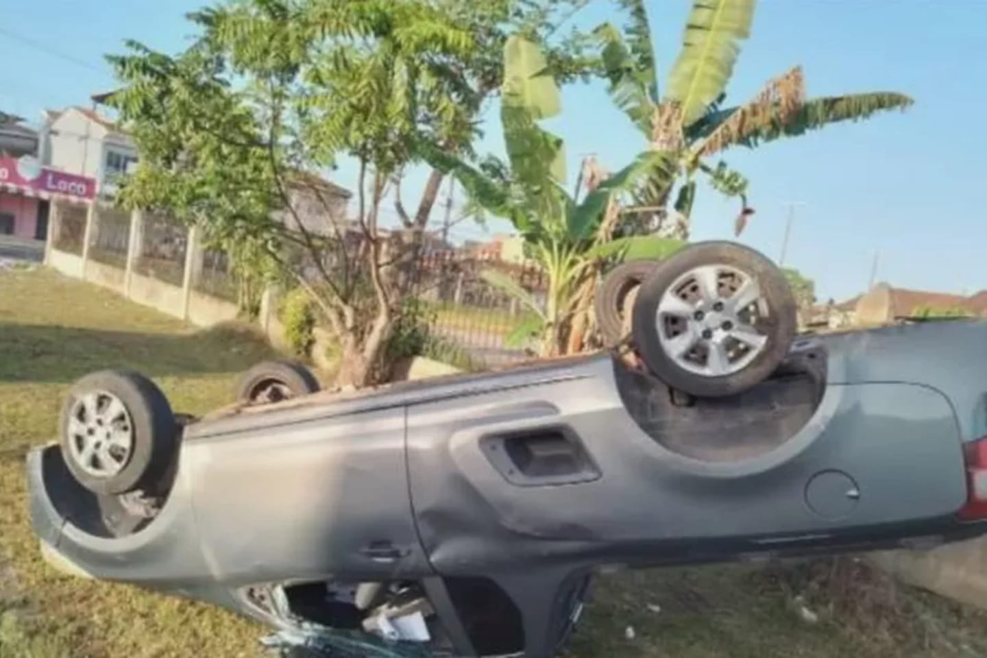 Carro capota após atingir ciclista e carro estacionado no Pará