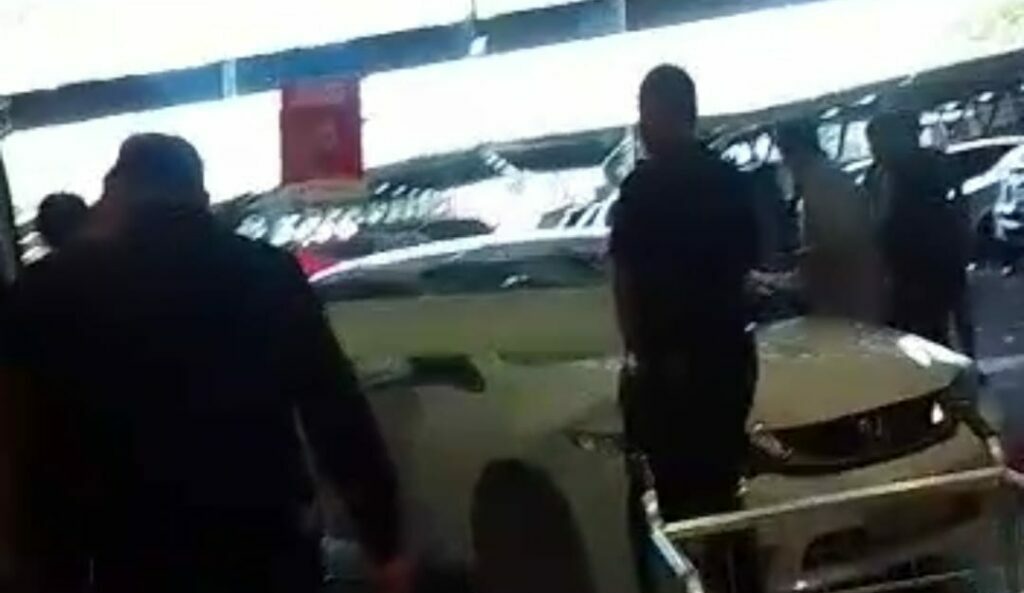 VÍDEO: Carro invade porta de vidro de supermercado no Pará