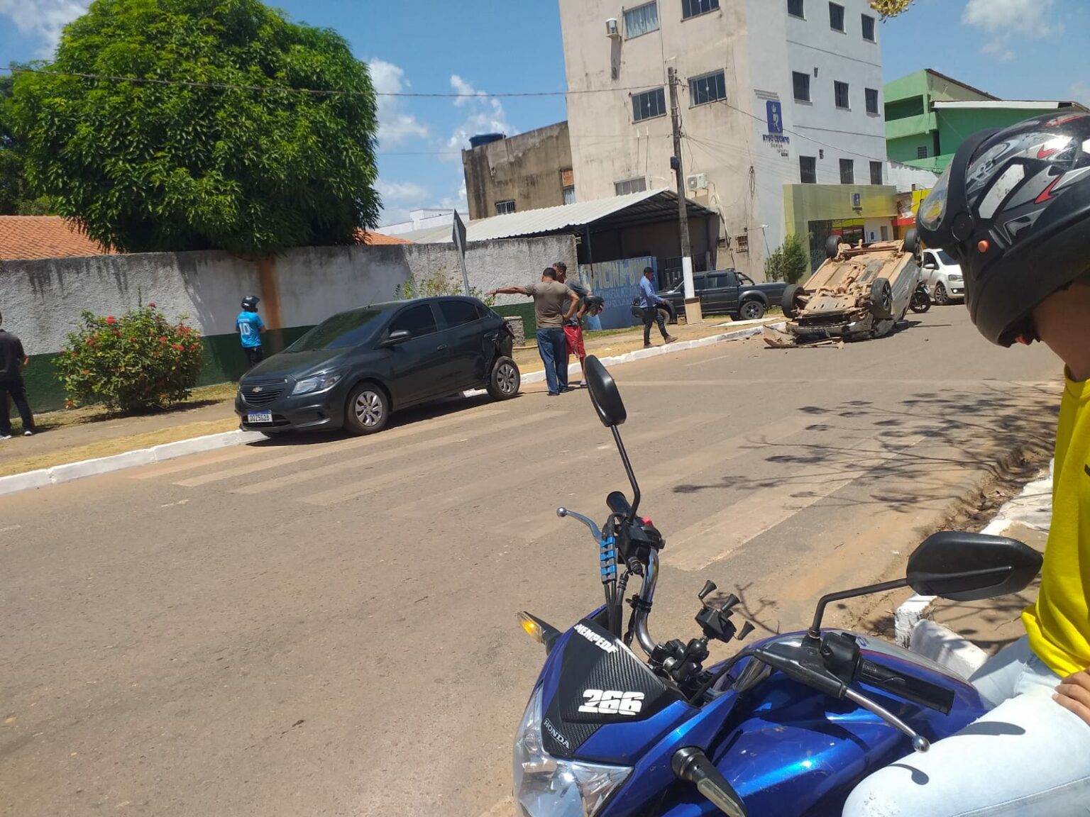 VÍDEO: Carro capota no meio da rua em Marabá