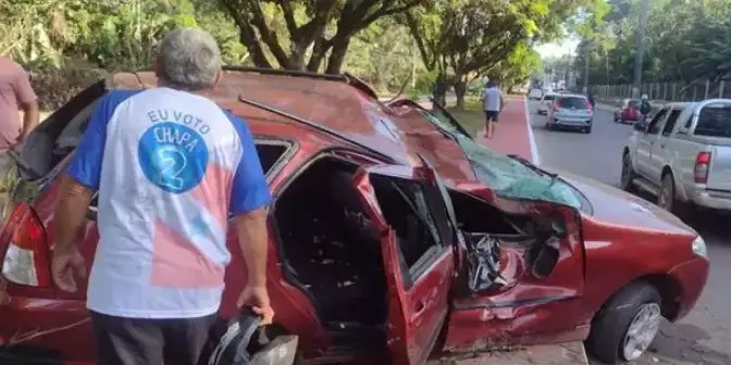 Homens assaltam casa e na fuga capotam carro roubado da família