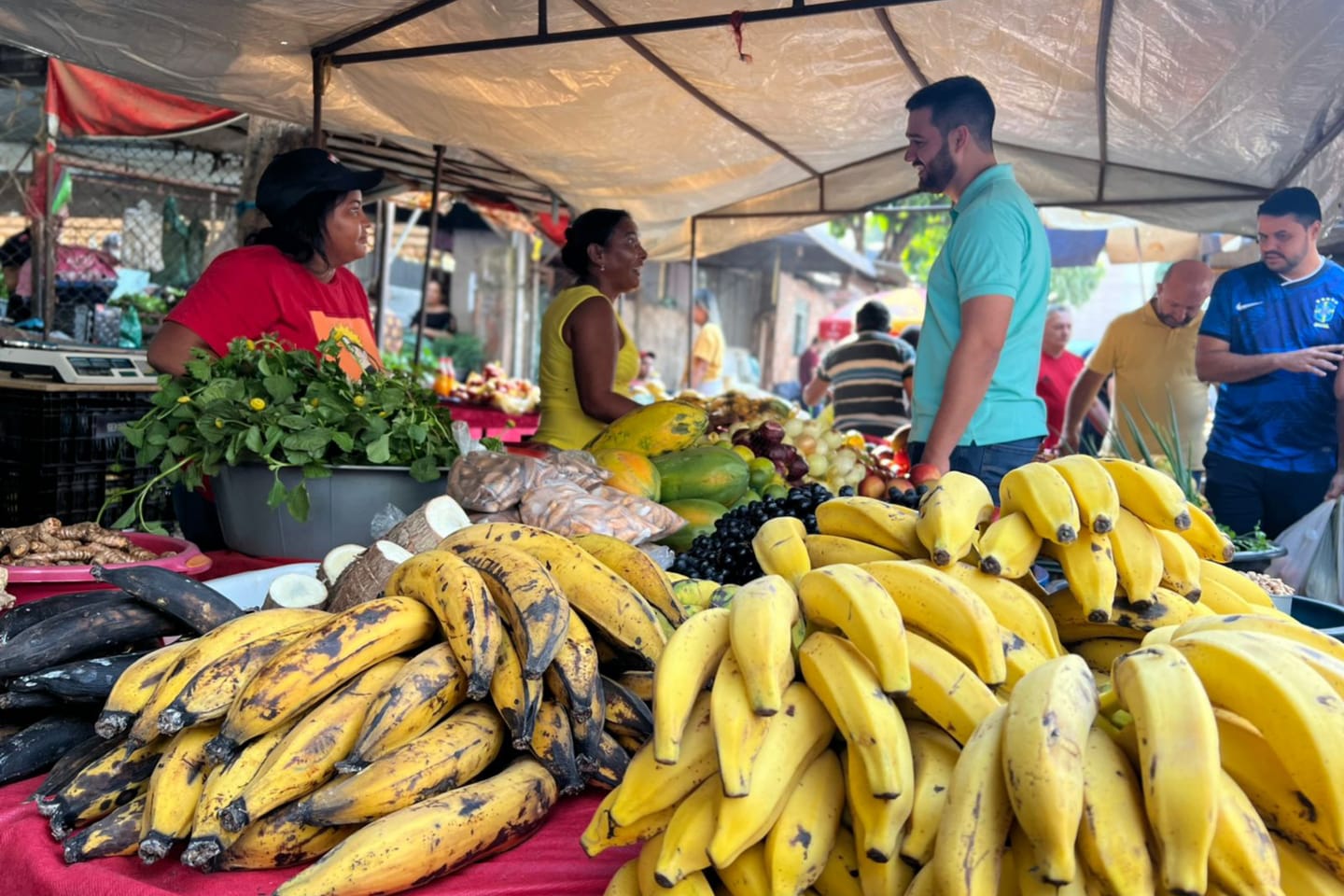 Thiago Miranda visita agricultores da Feira Coberta da Laranjeiras em Marabá