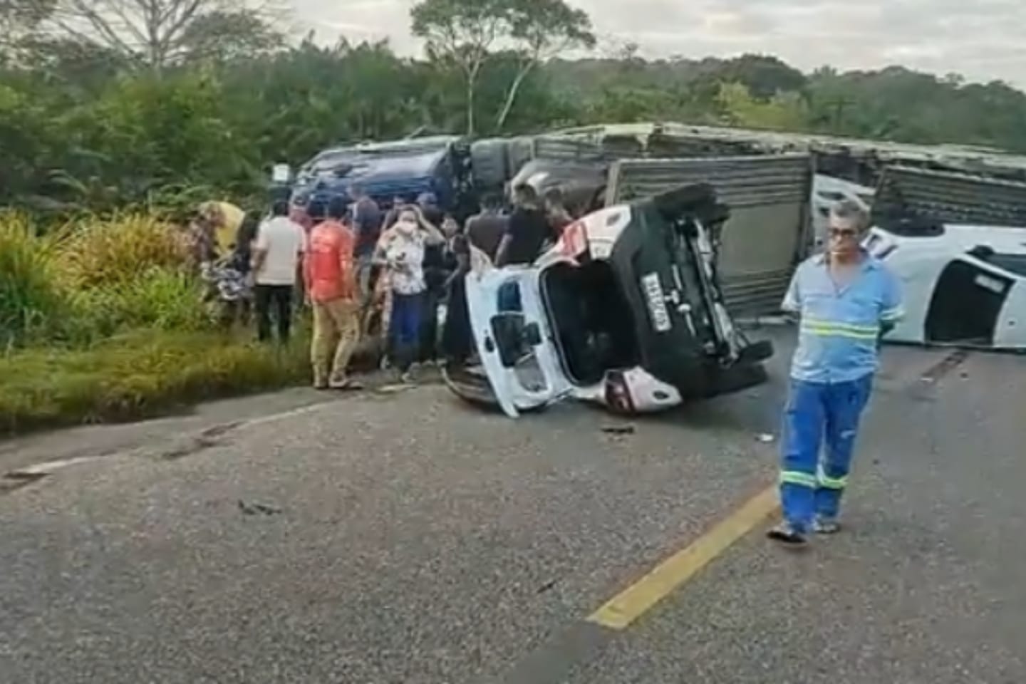 Caminhão cegonha com seis carros de passeio tomba no nordeste do Pará