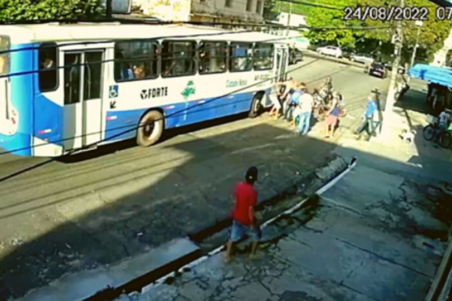 Após roubo, homem tenta fugir de ônibus, mas é capturado pela população no Pará