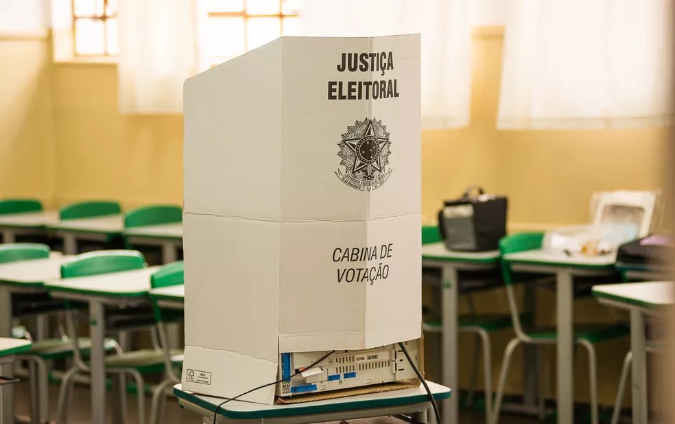 Eleitor deve entregar celular antes de entrar na cabine de votação, decide TSE