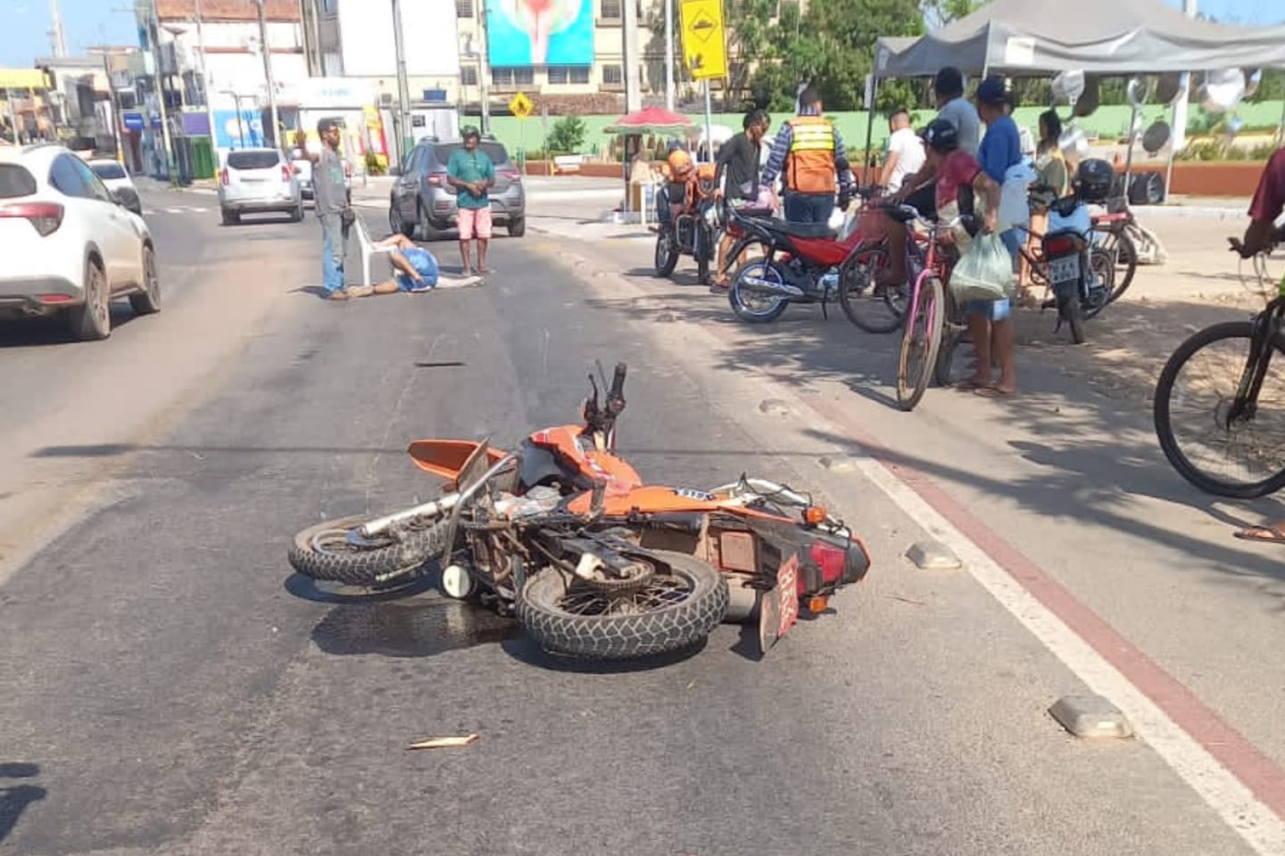 Motorista embriagado colide com mototaxista e atinge poste em Marabá