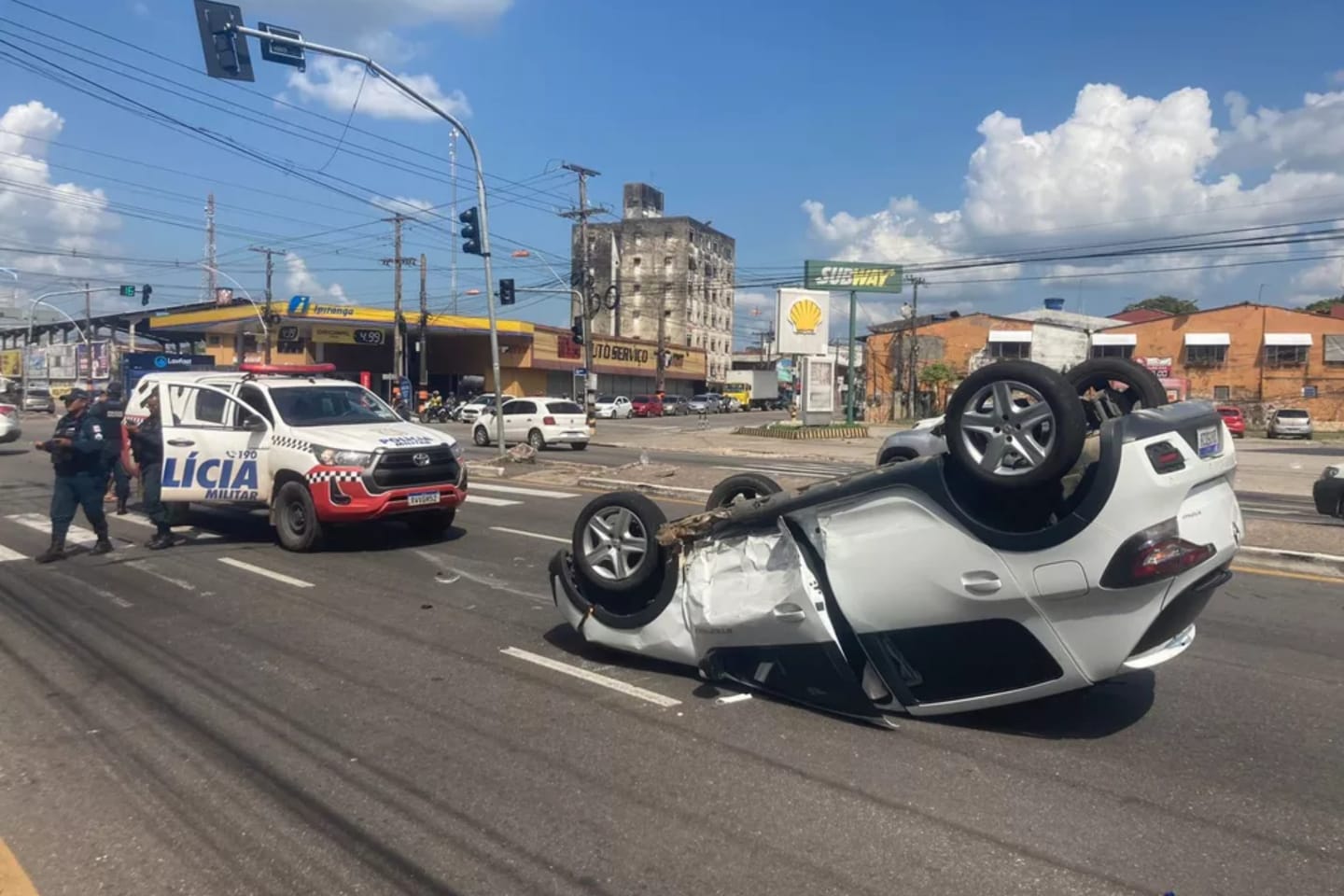 Carro capota em avenida no Pará