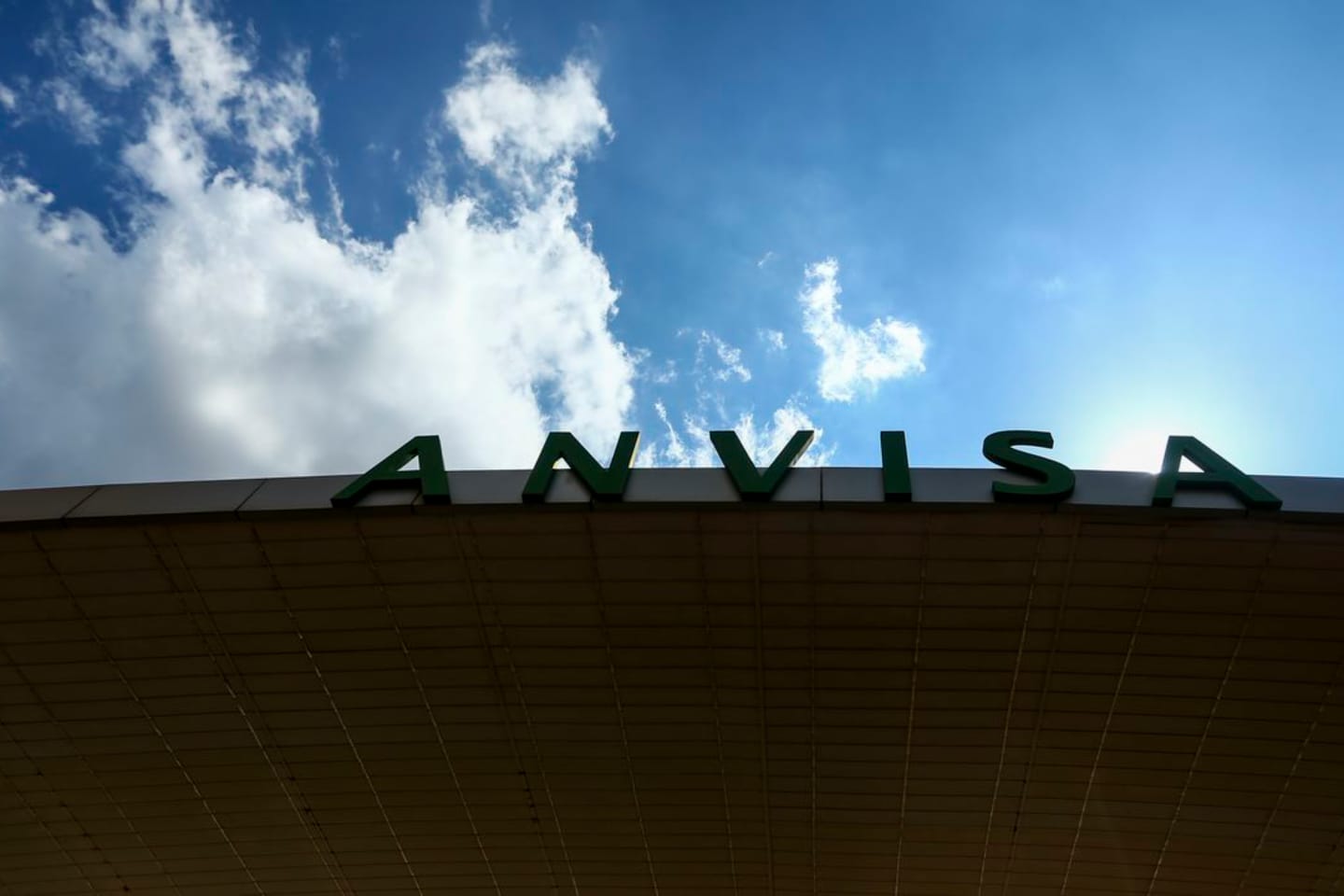 Anvisa alerta sobre golpistas que usam nome da agência