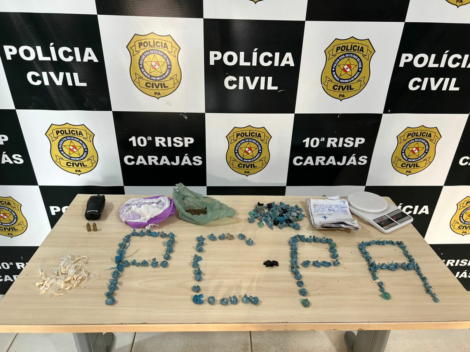 Polícia Civil apreende bolsa com quase 300 porções de drogas na Folha 8