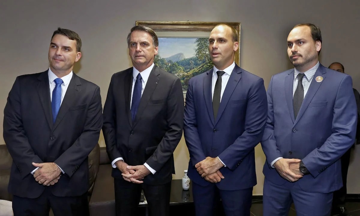 Metade do patrimônio do clã Bolsonaro foi comprada em dinheiro vivo