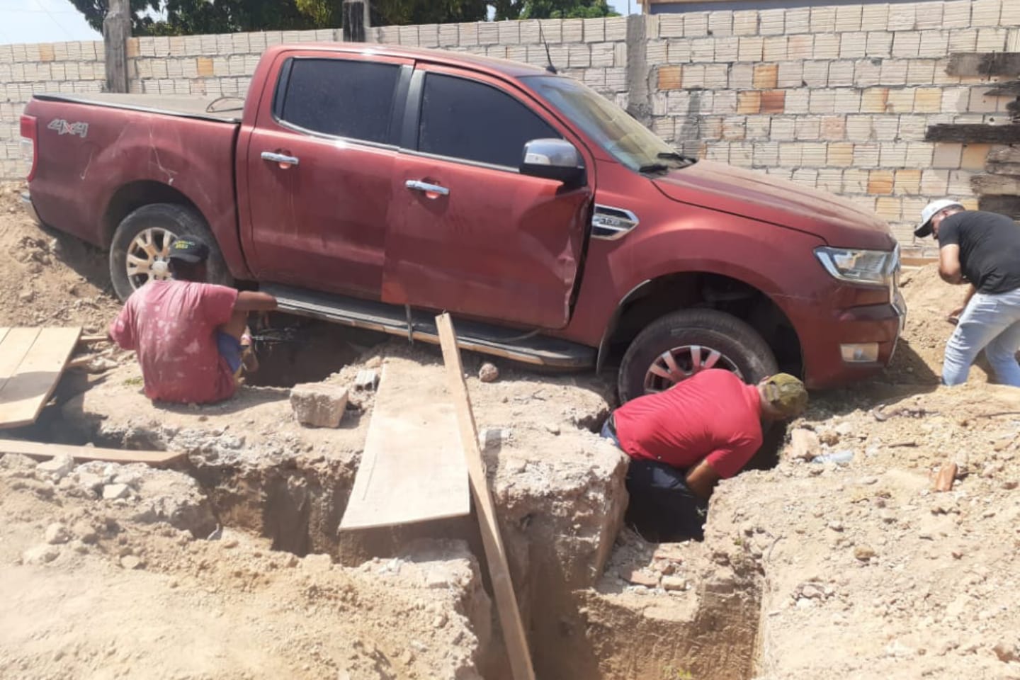 Após sofrer mal súbito, lavador de carro bate veículo