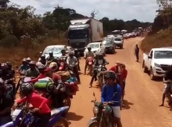Trecho da BR-230 segue bloqueado por agricultores no sudoeste do Pará