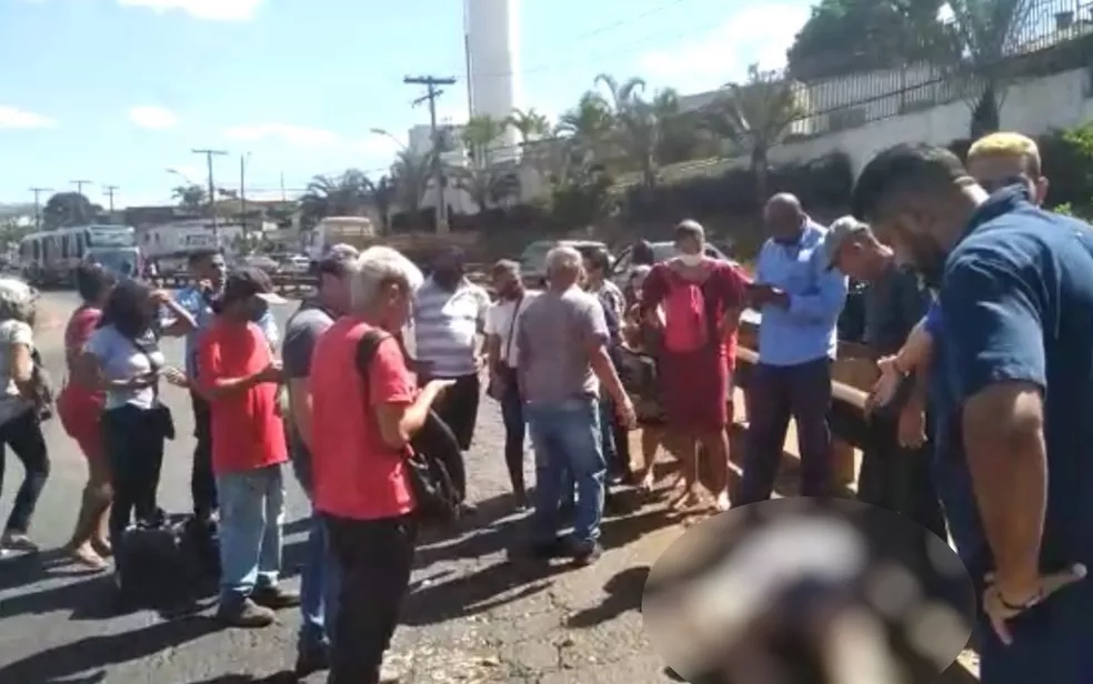 Porta de ônibus abre e estudante cai e morre