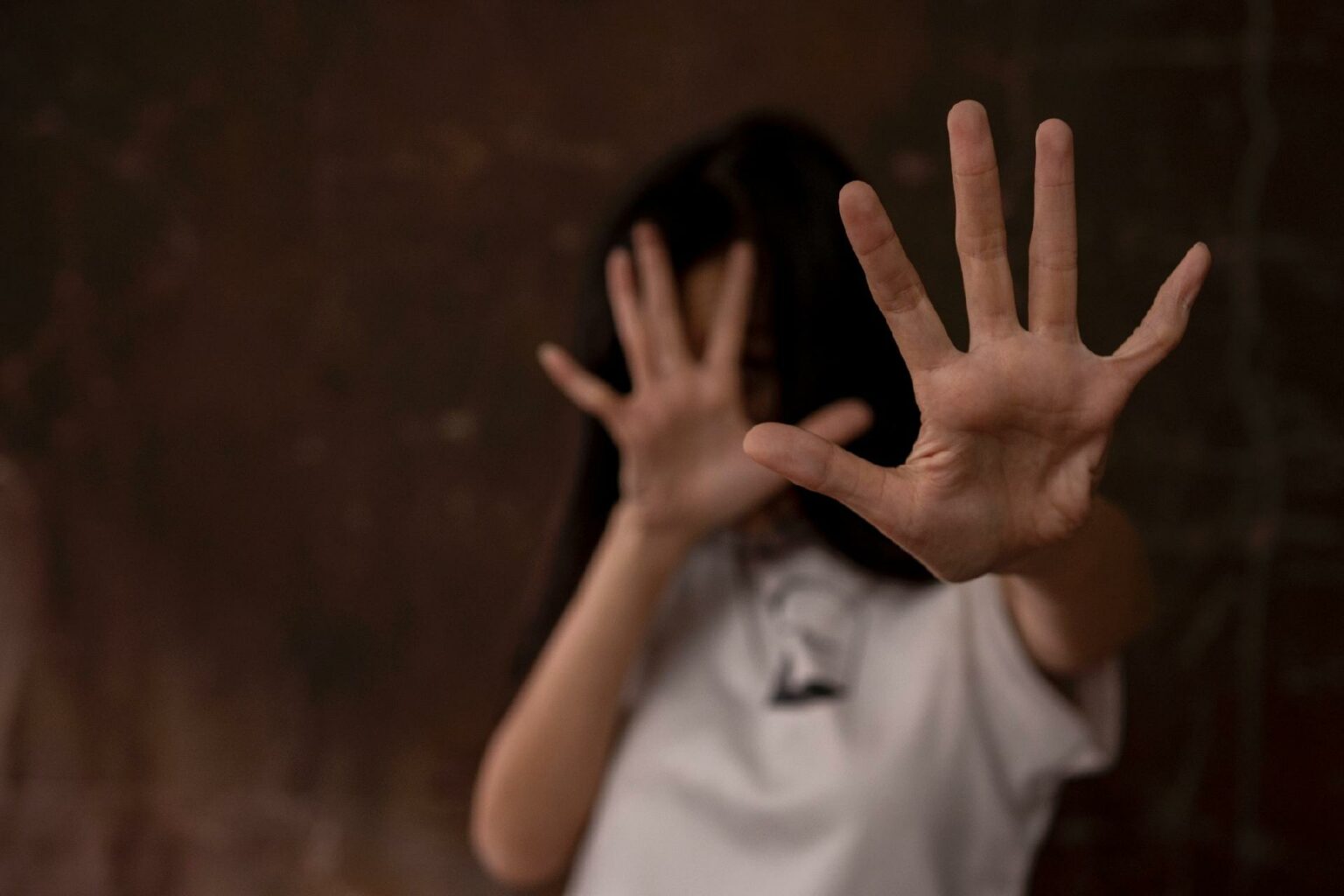 Polícia apura estupro coletivo contra adolescente de 17 anos em escola
