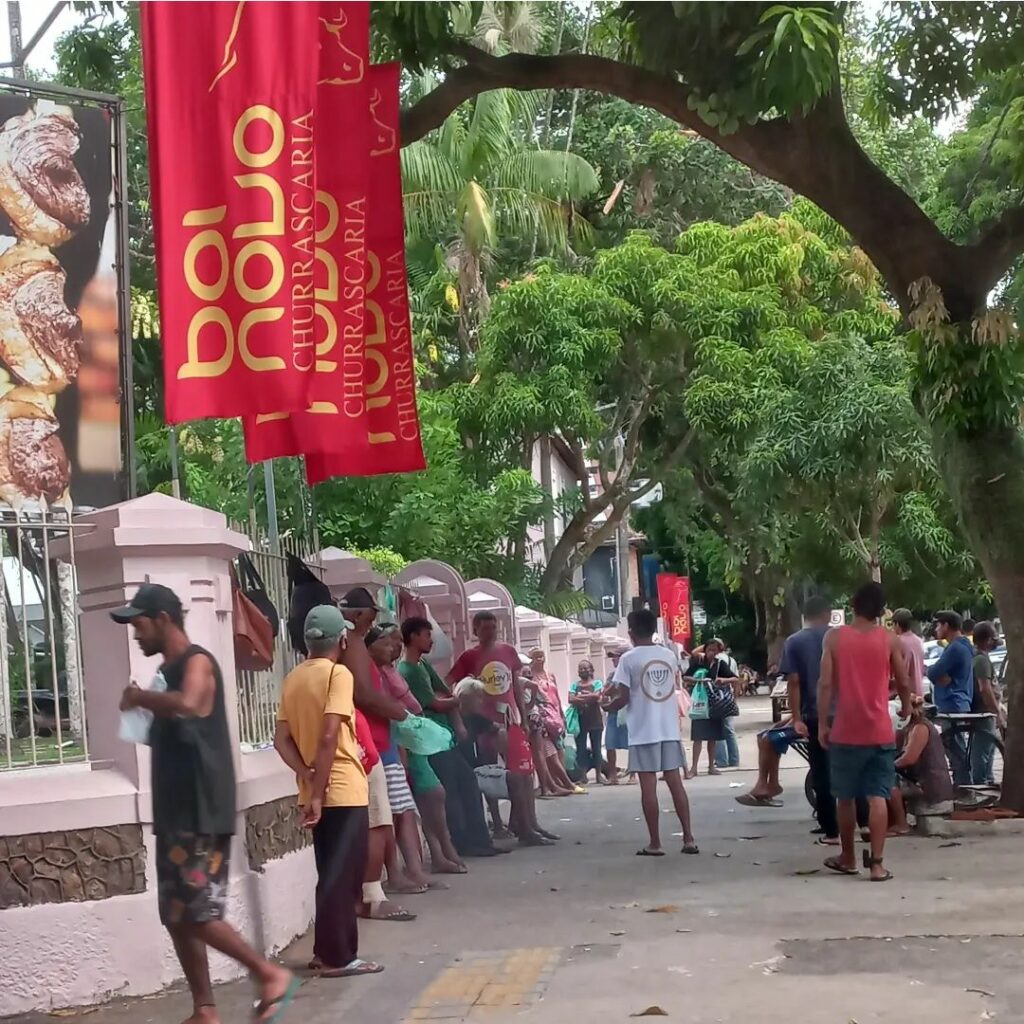 Churrascaria serve almoço para pessoas em situação de rua no Pará